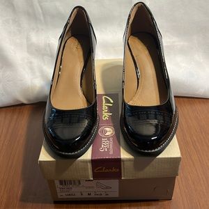 Brand New Clarks Tarah Sofia Black Patent Comfort Dress Pump US Size 8 M